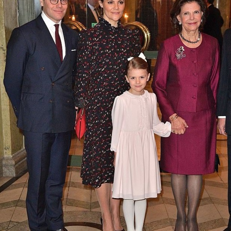 صورة لطيفة للعائلة الملكية السويدية احتفالاٍِ بعيد ميلاد الملكة سيليفيا