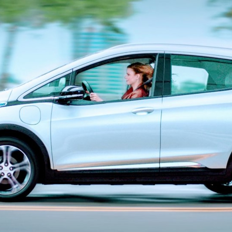 الاستغناء عن استخدام أنظمة التدفئة والتكييف في الظروف المناخية المعتدلة يسهم في الحفاظ على مزيدٍ من الطاقة في بطاريات السيارات الكهربائية