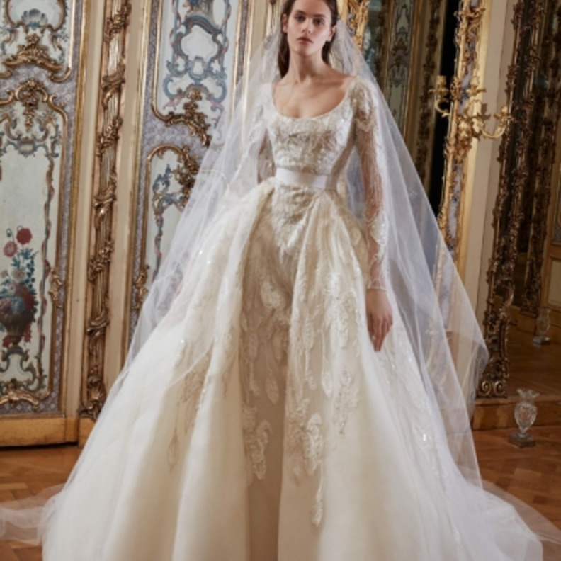  فستان من ريم عكرا