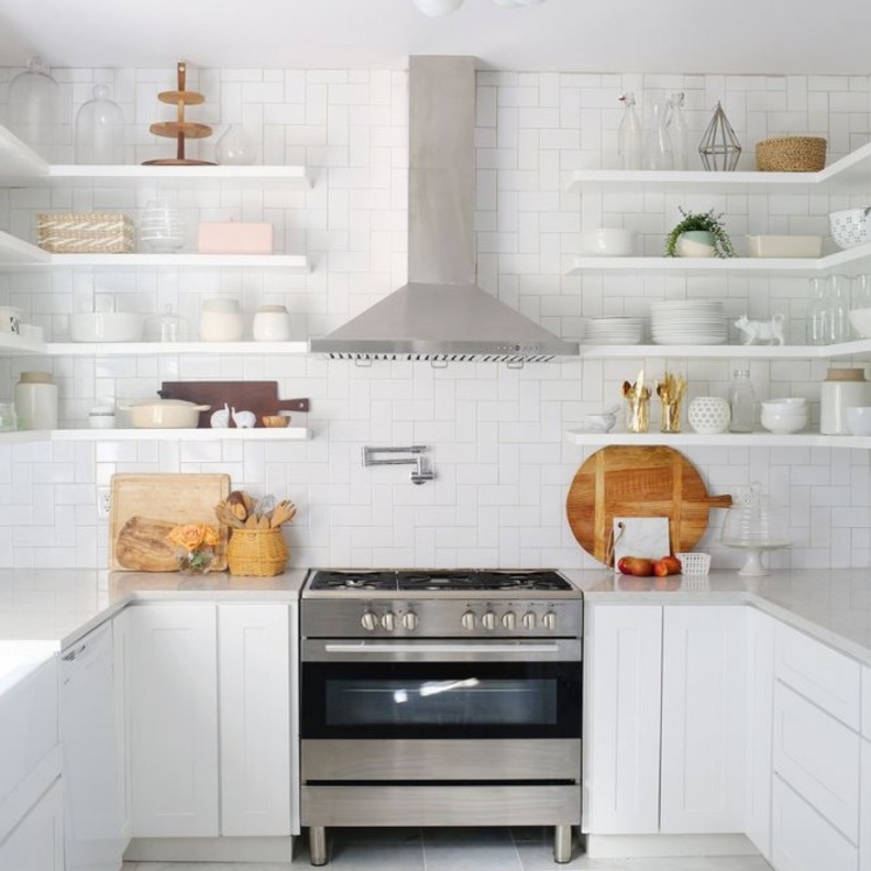ديكور مطبخ صغير يبرز جمال اللون الأبيض مع الجدار الحجري