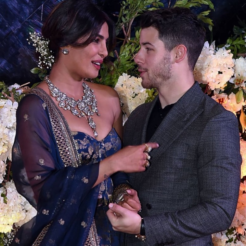 بريانكا تشوبرا تظهر بقلادة مبهرة في حفل الاستقبال الثاني بمناسبة حفل زفافهما