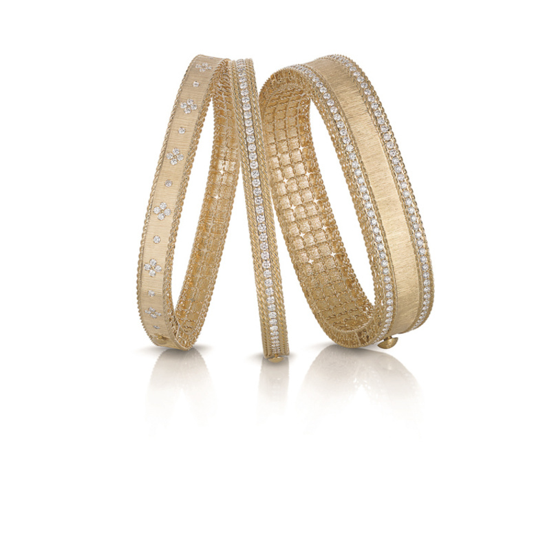  أساور من الذهب المصقول يدوياً والألماس الأبيض.