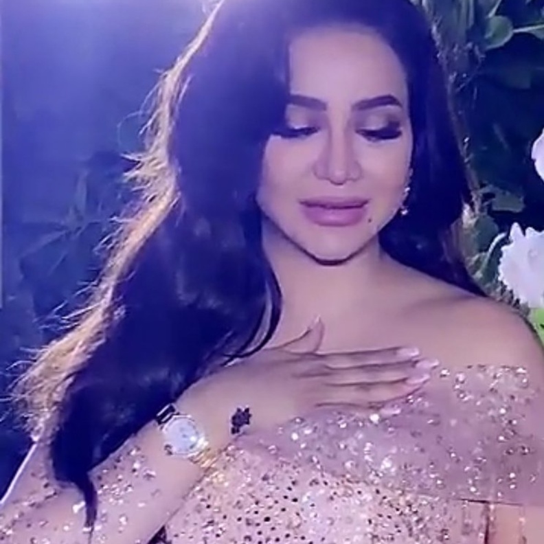 لجين عمران بإطلالة تشع جمالا في زفاف ابنتها