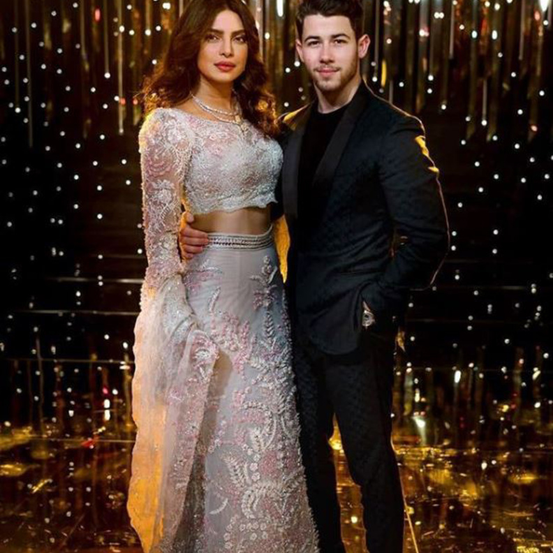 إختارت من توب قصيرة من الدانتيل تميّزت بأكمامها الطويلة وتنورة من التول مطرّزة بالكريستالات ومغطاة بمئات ورود الأورغنزا