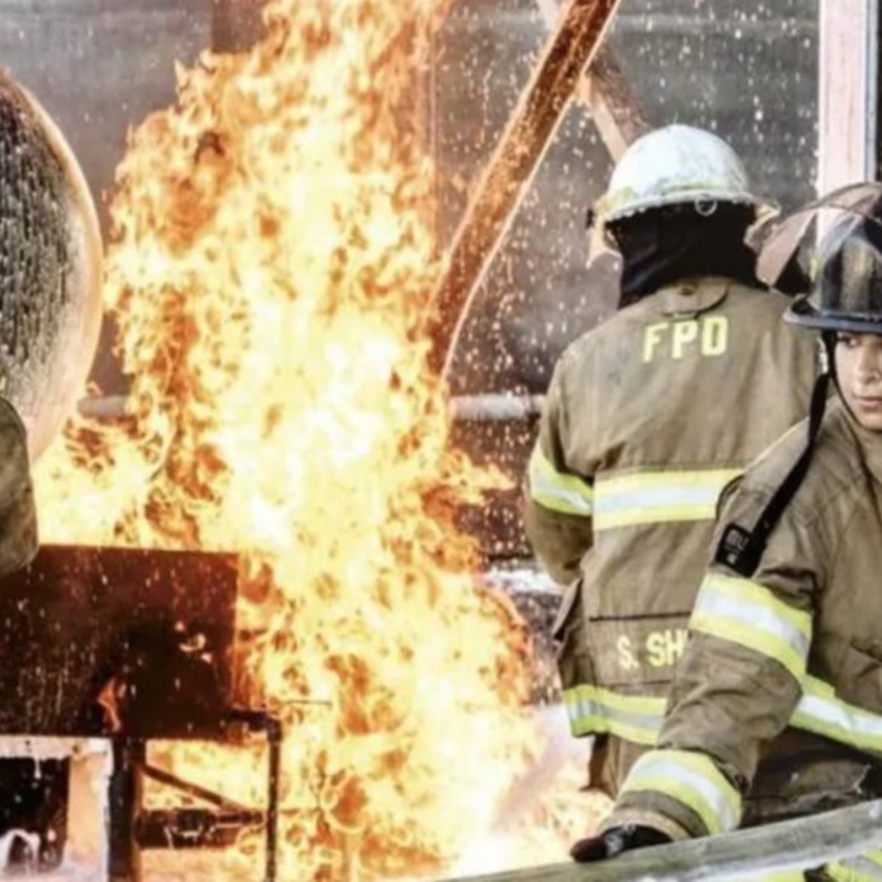  الإطفائيتان عبير والجازية