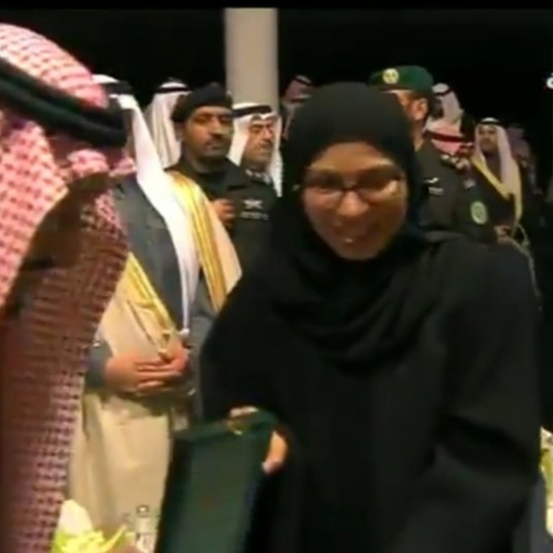 الدكتورة سمر الحمود تتسلم الوسام من خادم الحرمين الشريفين