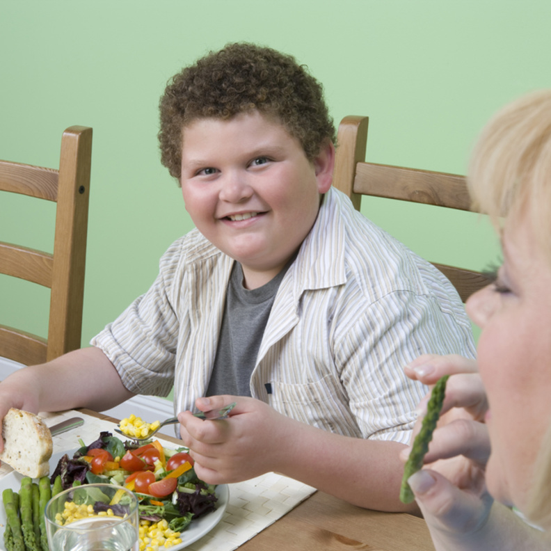 كيف تتناقش الأم مع ابنها عن السمنة إذا كان يعاني منها