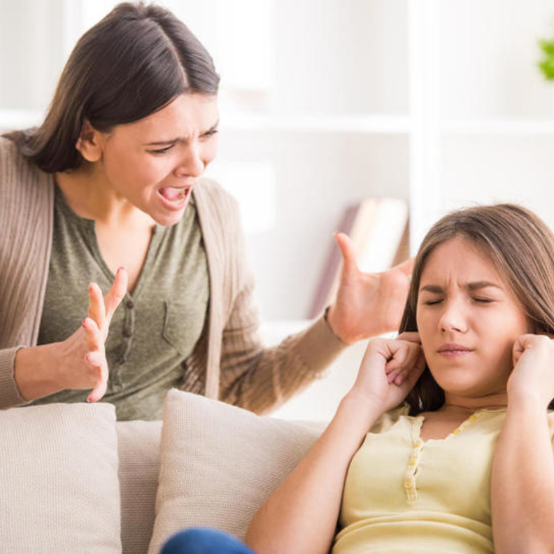 أخطار كتمان مشاعر المراهقين ومنعهم من الحديث