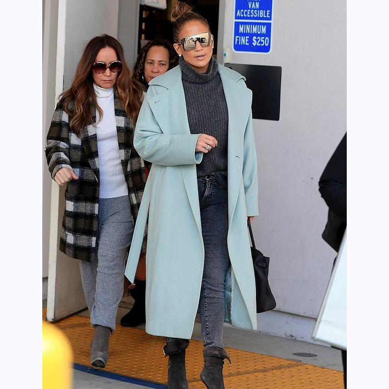 أكملت جي لو إطلالتها بجزمة بكعب عالٍ، حقيبة Hermes كبيرة كحلية، ونظارات كبيرة