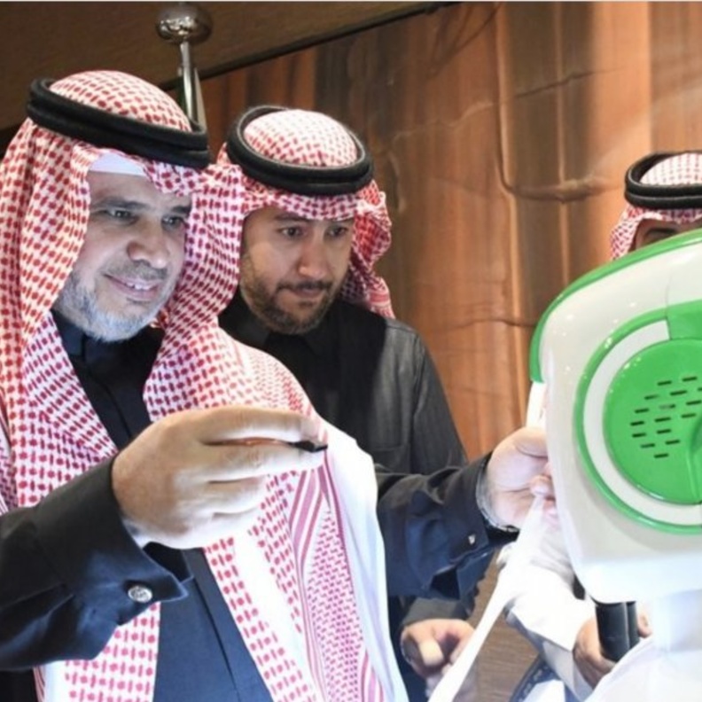 وزير التعليم الدكتور أحمد العيسى مع أول موظف آلي