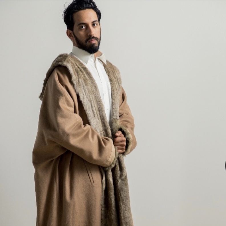 Faith Sa فروة باللون الاسود الفاخر