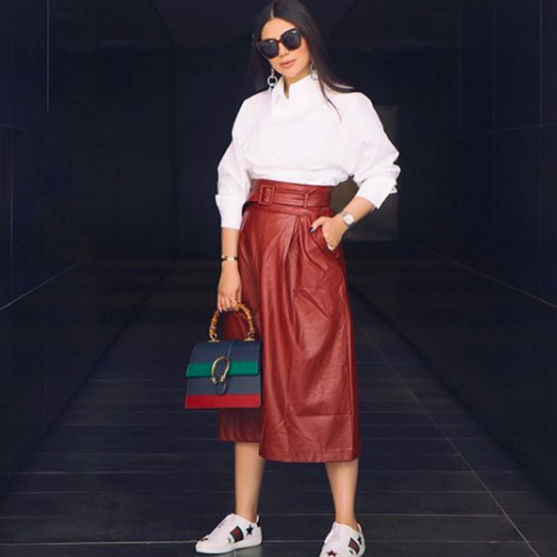 اختارت العنود بدر بنطلون جلد أسود عريض مع توب باللون البيج