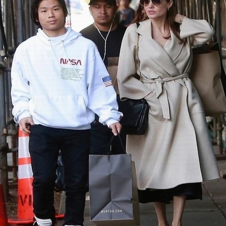 إستغلت جولي الوقت قبل عطلة الميلاد للتسوّق برفقة إبنها باكس والتجوّل في متاجر سانتا مونيك