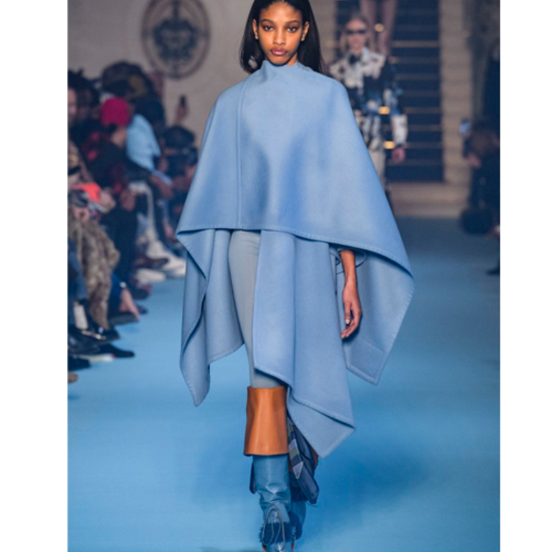 صيحات الكاب الواسع مع الكارو بأسلوب دار ‏Roksanda