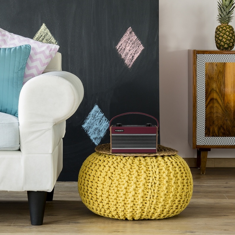  جدار من قطع الخشب المخصصة للمدفأة بعضها للديكور وبعضها للاستعمال