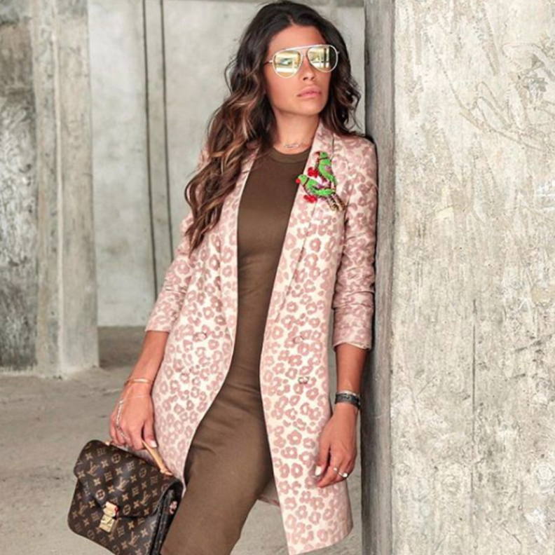 اختارت العنود بدر لوك شبابي في بنطلون بنقشة النمر مع توب ناعمة باللون الأسود