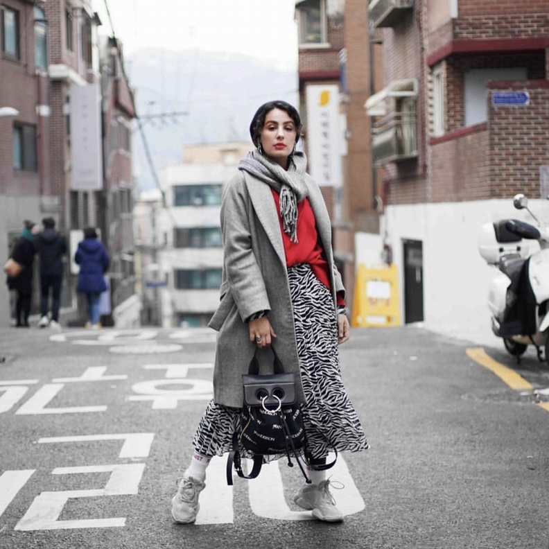 آسيا إطلالاتها بطريقة عصرية بألوان معدنية براقة