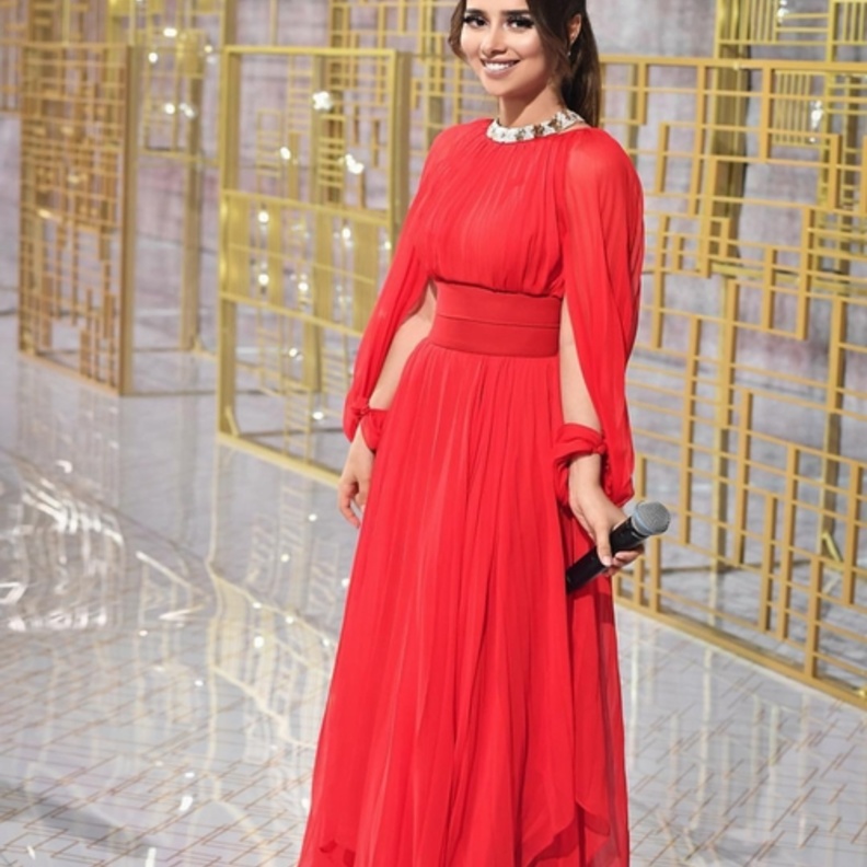 أناقة الحرير مع فستان أحمر طويل من توقيع مرمر حليم 