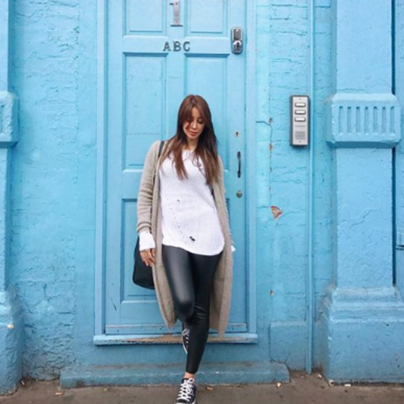 أسيل عمران في تنسيق ناعم في البنطلون الزهري