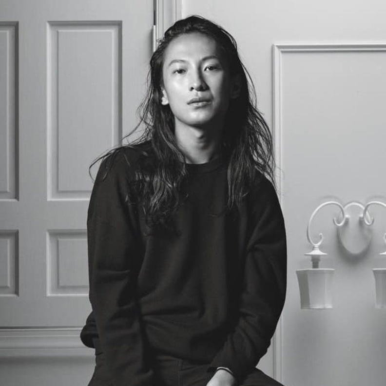  الكسندر وانغ برفقة كيندل وكايلي جينير