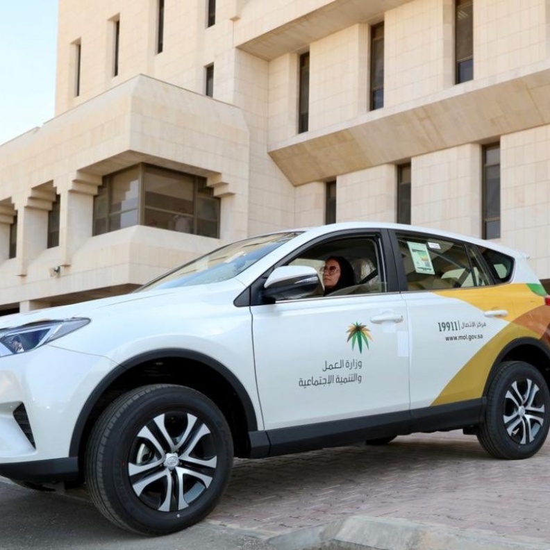 الاستاذ سطام الحربي يسلم المفتشة حنان سليم المفاتيح