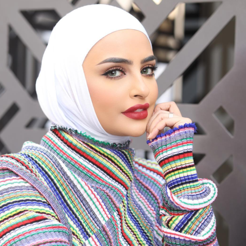 أحمر شفاه بنفسجي وجريء بأسلوب الجميلة سندس القطان