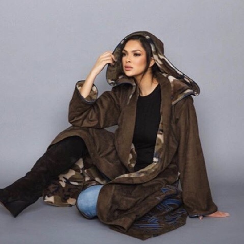 تنسيق الفرروة على شكل بشت باسلوب جريء وجذاب من By Nouma