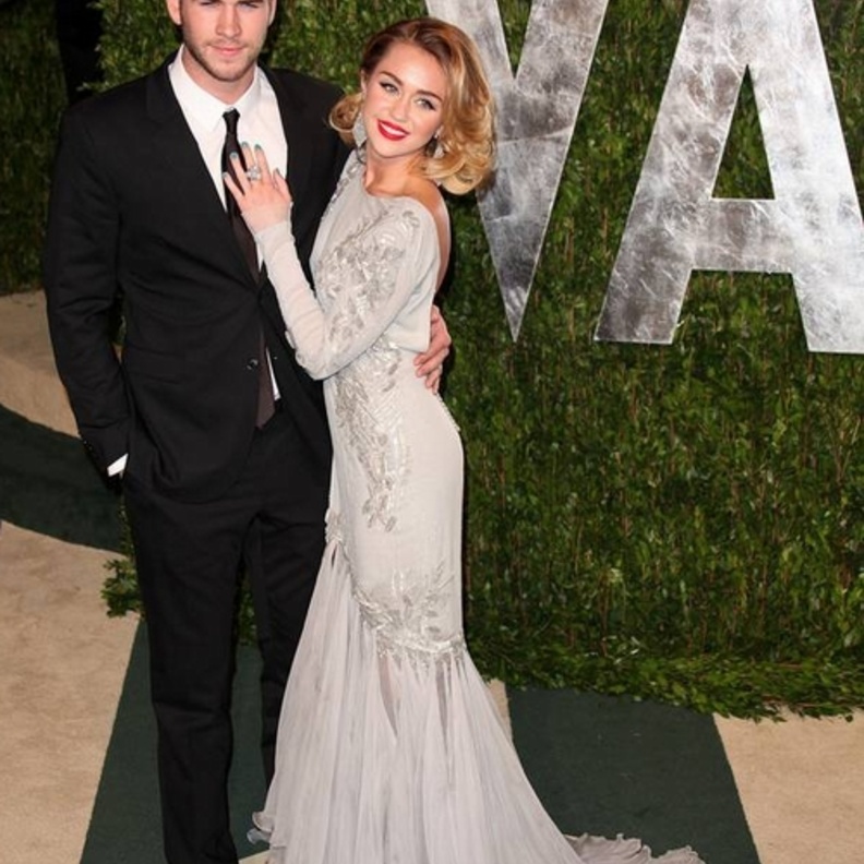 أجمل إطلالات مايلي سايرس ووليام هيمسورث باللون الأسود