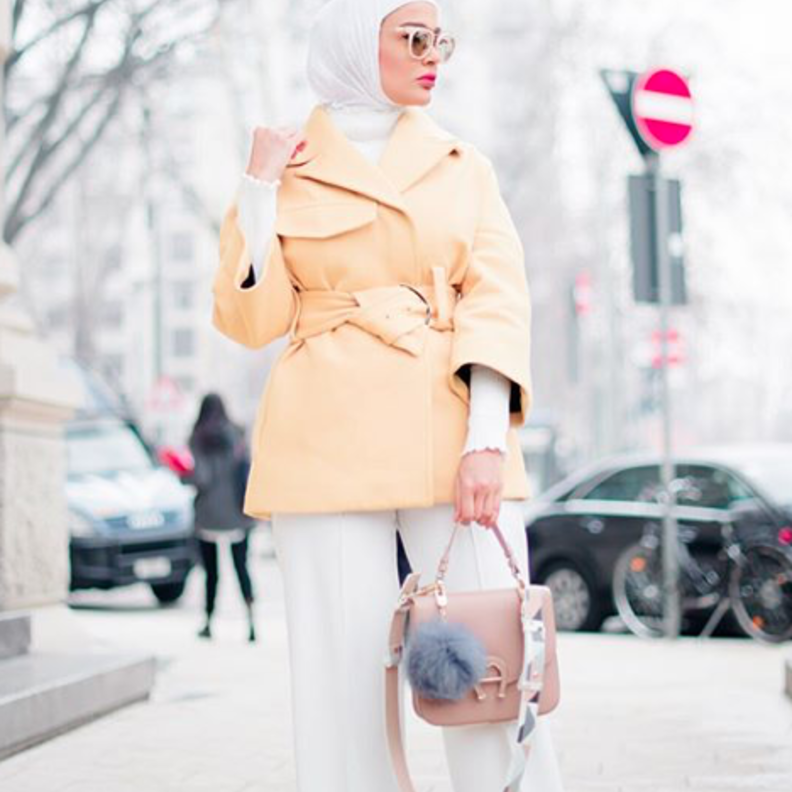 اختارت مرمر بليزر بقصّة ملفت بأسلوب الطبقات مع حزام أسود بستايل أنيق وعصري