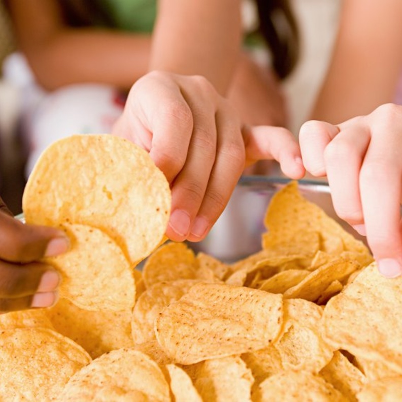 طرق معالجة إدمان الأطفال على الشيبسي والمقرمشات