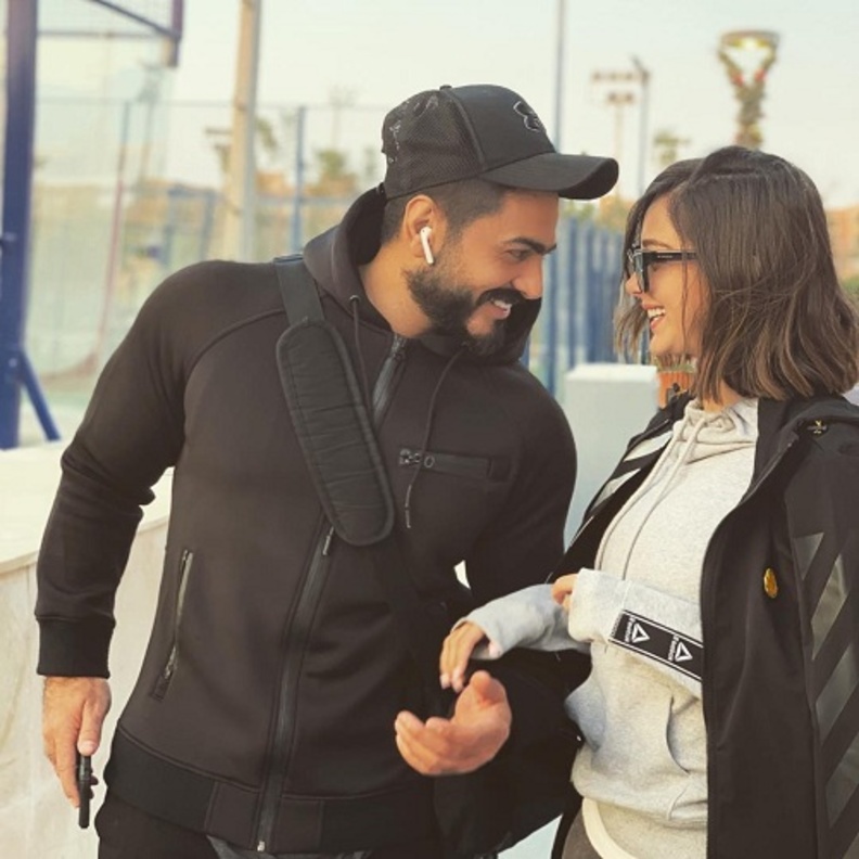 تامر حسني يحرج زوجته