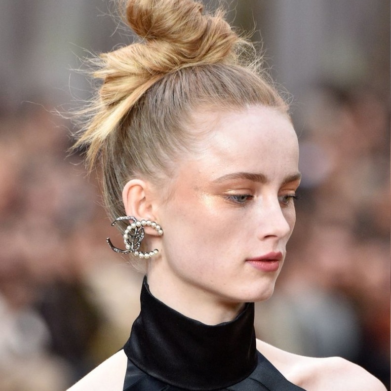  تسريحات شعر الكعكة المرفوعة والمترابطة من Carolina Herrera