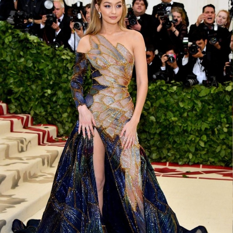 أمل كلوني ‏Amal Clooney بتصميم حيوي وساحر من دار Richard Quinn