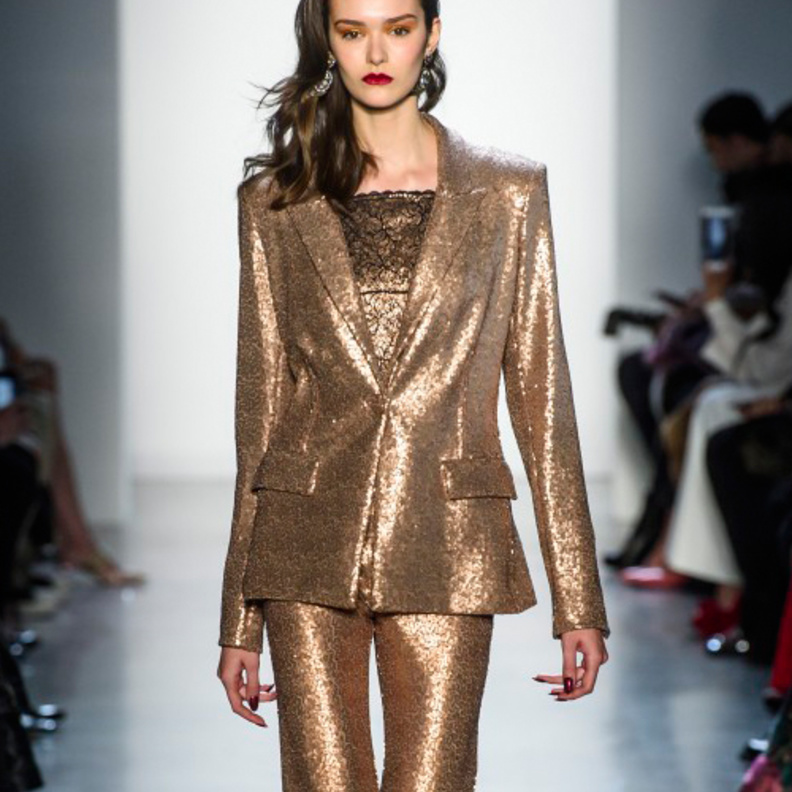 بدلات رسمية ذهبية لسهرات نهاية العام من Tadashi Shoji