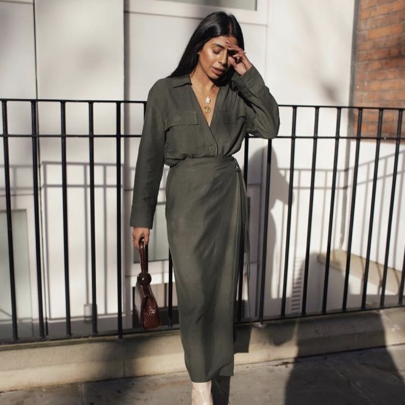 اختاري تنسيق البوت المرتفع مع اطلالة محتشمة بالتنورة الطويلة بلون موحد مع اللوك بالكامل