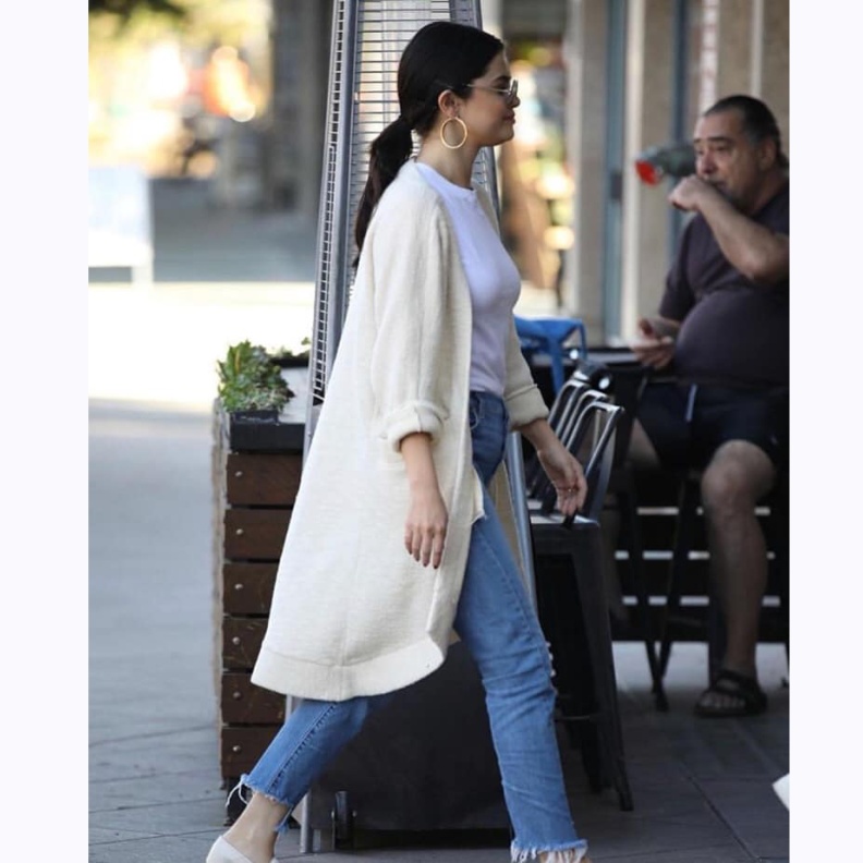 سيلينا غوميز بإطلالة كاجوال في لوس أنجلوس أمس