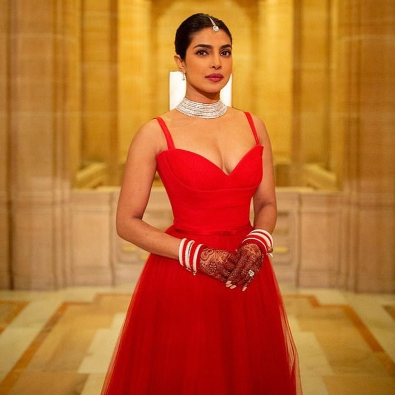 أكملت شوبرا الإطلالة بشوكر مؤلف من 16 قيراط من الألماس من تصميم Chopard