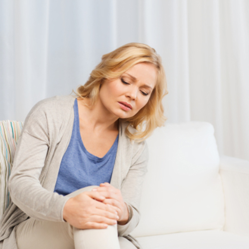 قلة الحركة زيد من ألم الركبة في الشتاء.