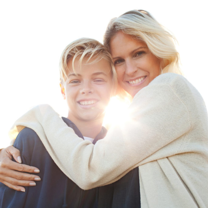 ابتعدي عن اللوم والتأنيب والتعنيف مع ابنك المراهق المدخن