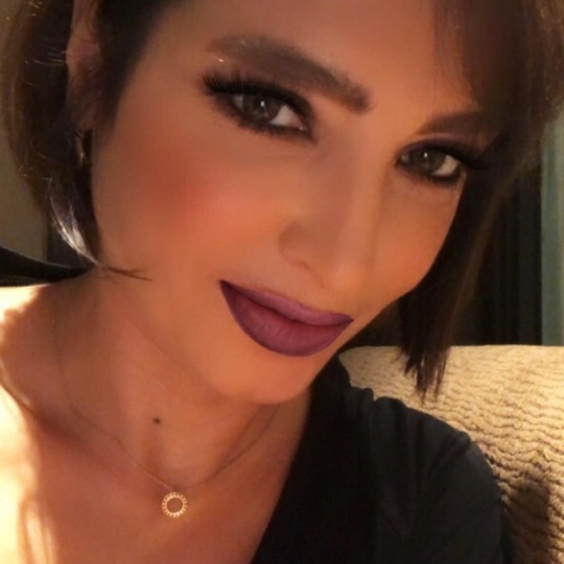 روجينا تؤدي مناسك العمرة مع ابنتيها