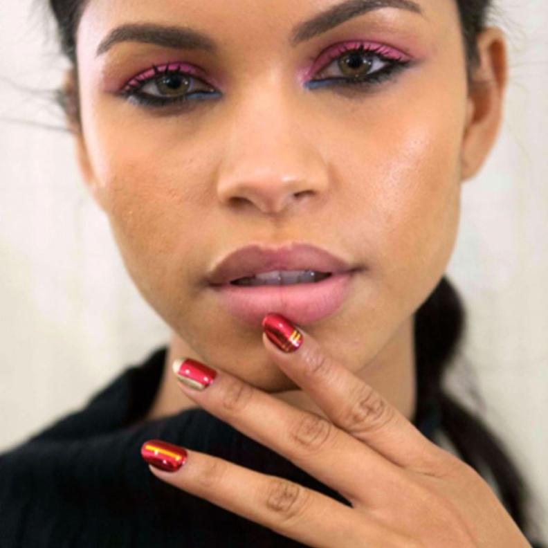 مناكير مزخرفة باللون الفضي من دار Christian Cowan