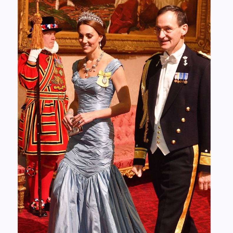  إختارت أحد تصاميم دار ماكوين لتخطف الأنظار بالأبيض في حفل عمادة الأمير لويس