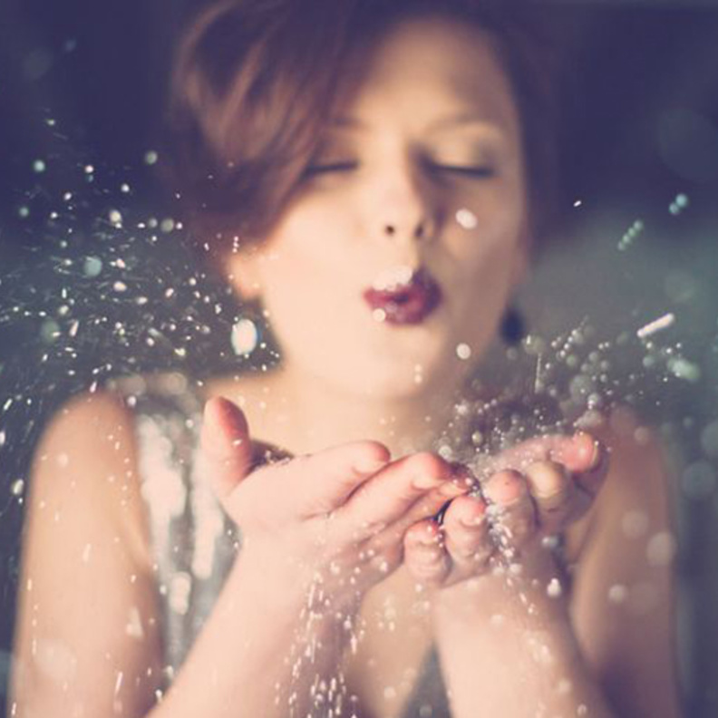 بطاقات الدعوة لحفلات الزفاف التي تقام في ليلة رأس السنة فهي تعبر عن نوع حفل الزفاف