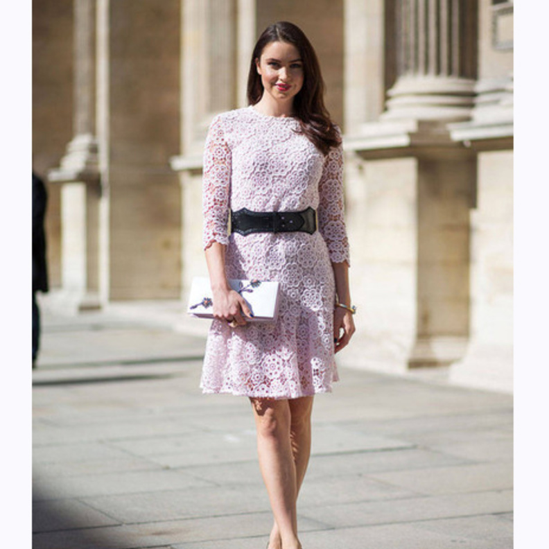 بدلة من الدانتيل لاطلالة تجمع بين الأنوثة والعصرية