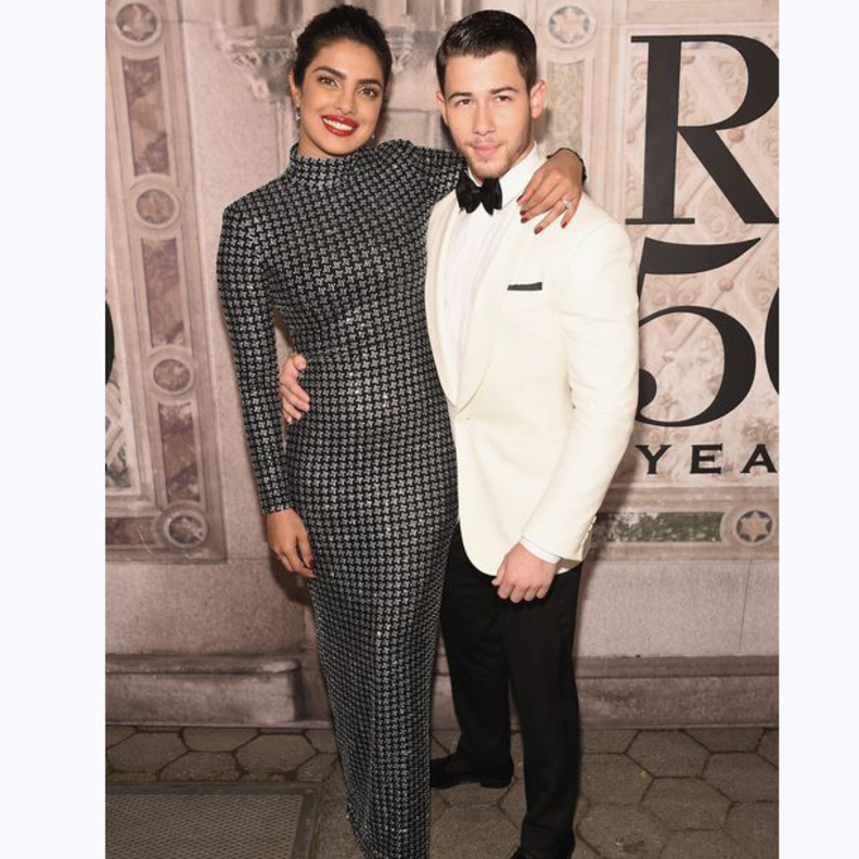 إطلالة أنيقة لبيونسيه من توقيع Azzi & Osta الى جانب زوجها جاي زي في حفل الغرامي