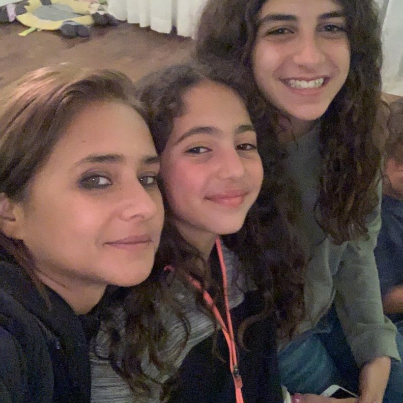 رانيا يوسف تودع العام بعشاء فاخر مع بناتها