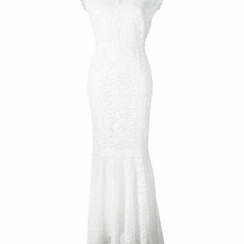 فستان ابيض مع فتحة الساق من Christian Siriano اختارته بريانكا شوبرا