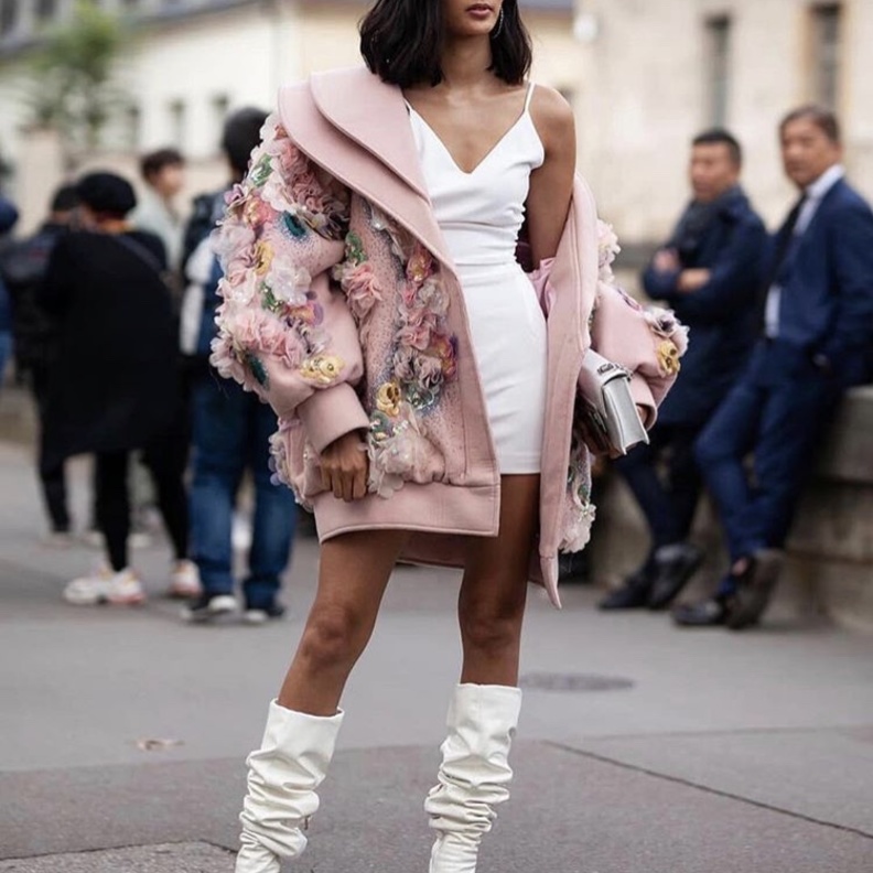 Slouch boots مع فستان قصير ومعطف ضخم ستايل oversized