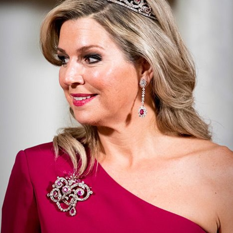 الملكة اليزابيث ترتدي بروش The Greville Scroll Brooch