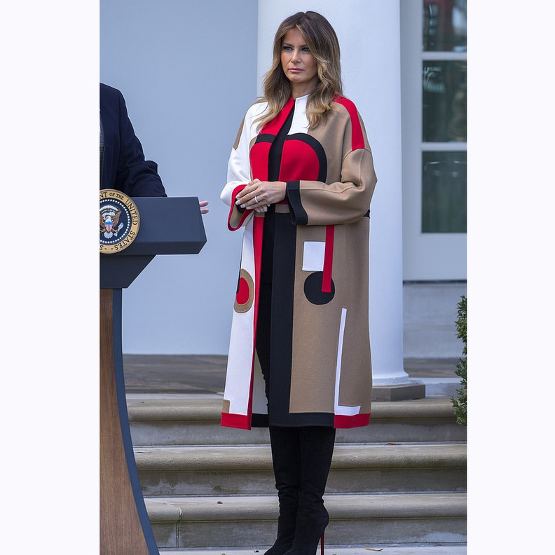 سحرتنا ميلانيا ترامب بالمعطف الأصفر المربع بالخطوط الصغيرة من دارBottega Veneta‏ بسعر ‏حوالى ‏‎3,950‎‏ دولار